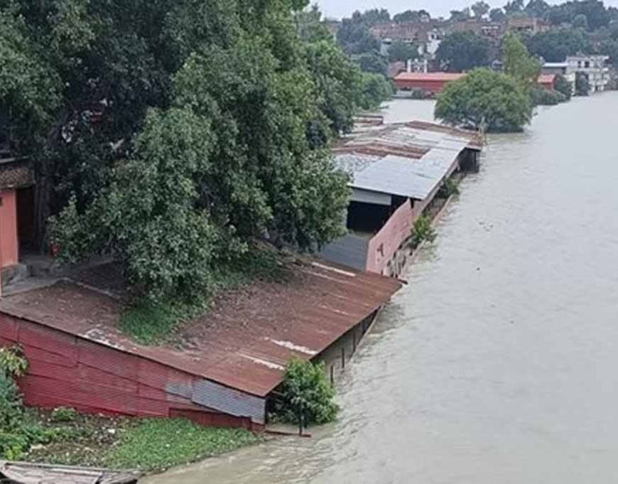 भारी बारिश में मकान ढहने से महिला की मौत, गंगा नदी का जलस्तर खतरे के निशान के करीब