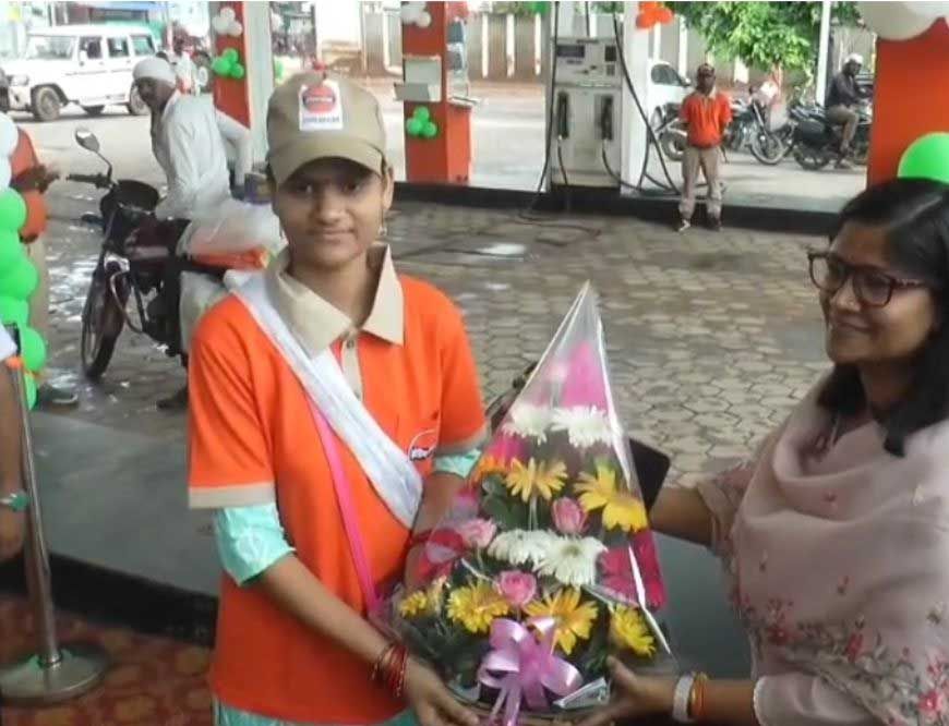 ग्वालियर में 5 महिलाओं ने पेट्रोल पंपों पर संभाली फ्यूल डिलेवरी वर्कर की जिम्मेदारी, कलेक्टर का अनूठा प्रयास