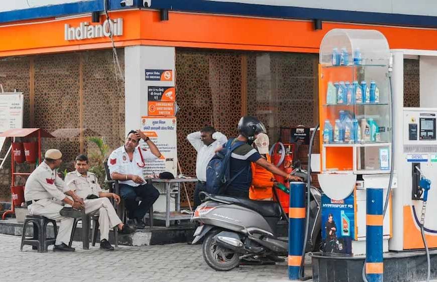 नई फ्यूल पॉलिसी ने के तहत पहले ही दिन पुलिस ने जब्त की 80 गाड़ियां