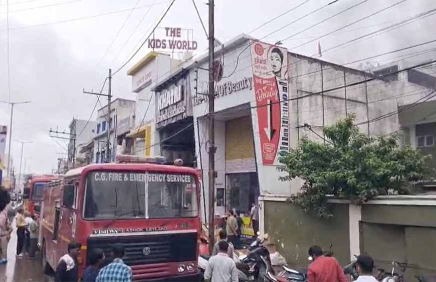 इलेक्ट्रॉनिक दुकान में लगी भीषण आग, लाखों का नुकसान