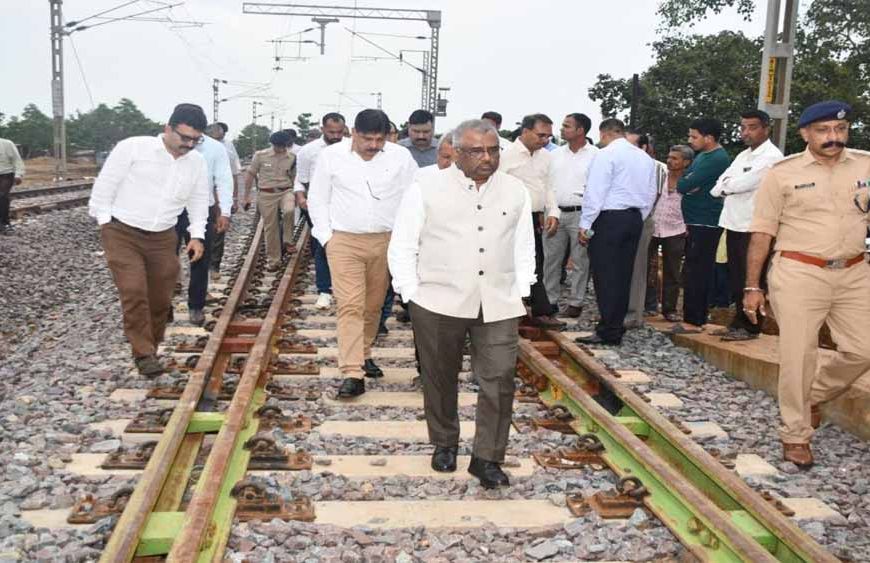 रेल महाप्रबंधक ने अभनपुर स्टेशन और निर्माणाधीन राजिम स्टेशन का किया निरीक्षण