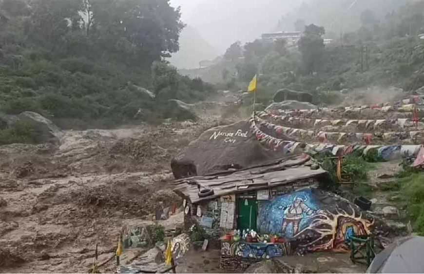 हिमाचल में बादल फटा और भूस्खलन से तबाही, 10 की मौत, 34 लोग लापता