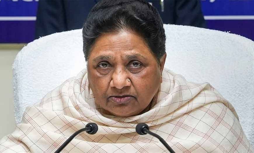 मायावती ने प्राथमिक विद्यालयों को विलय करने के कदम की आलोचना की
