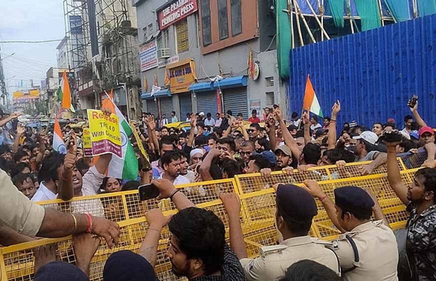 डोमिसाइल नीति लागू करे सरकार, सीएम हाउस का घेराव करने निकले सैकड़ों छात्र, पटना पुलिस ने रोका