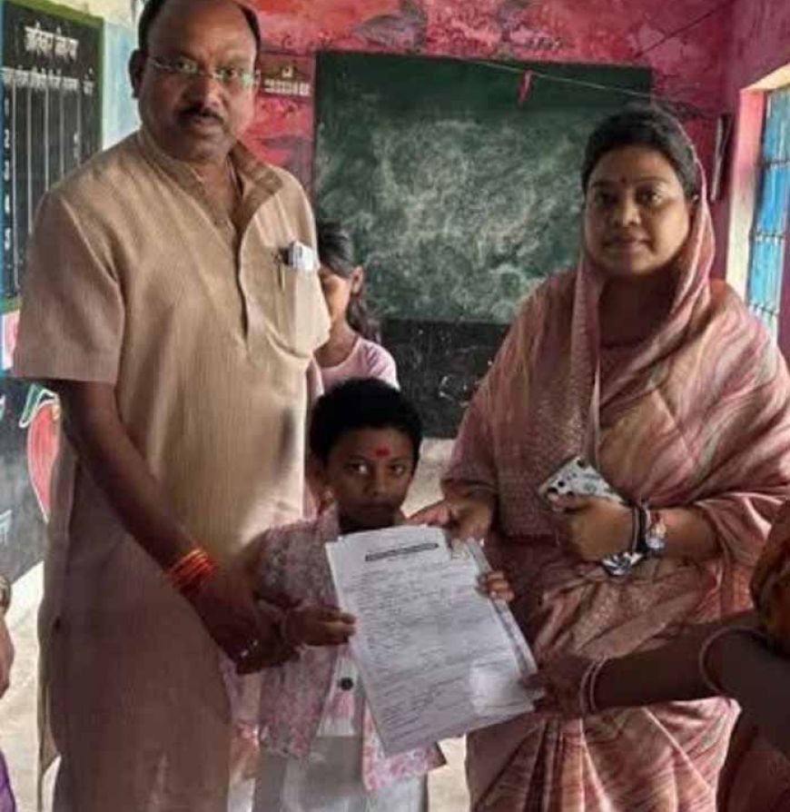 शहडोल सांसद ने अपनी बेटी का एडमिशन शासकीय विद्यालय में कराया