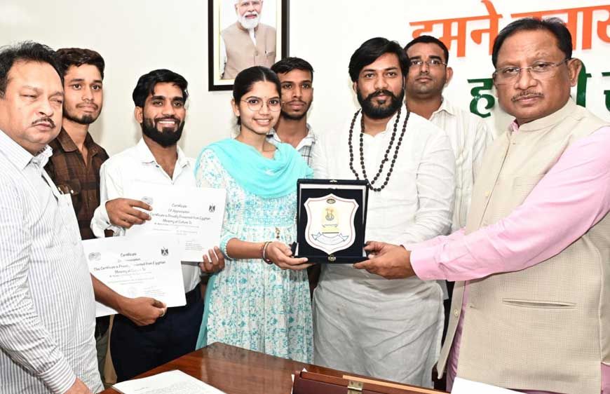 रायपुर : मुख्यमंत्री श्री विष्णुदेव साय से पंथी नृत्य दल ने की सौजन्य मुलाकात
