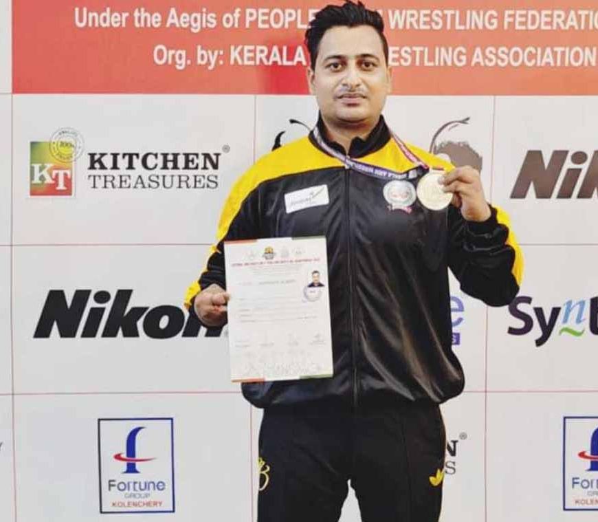 केरल में आयोजित नेशनल पैरा आर्म-रेसलिंग चैंपियनशिप में श्रीमंत झा ने जीता गोल्ड मेडल, बढ़ाया छत्तीसगढ़ का मान