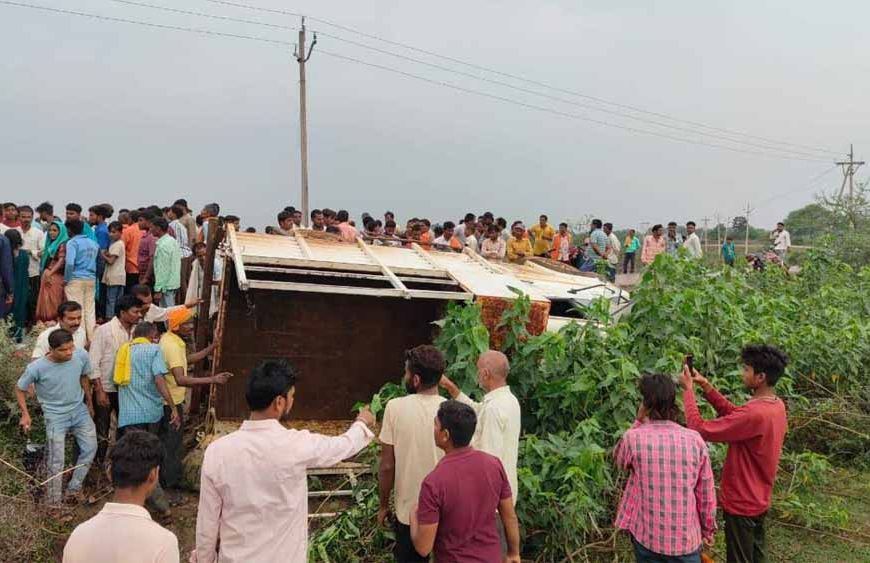 मजदूरों से भरी तेज रफ्तार पिकअप वाहन हादसे का शिकार, 21 घायल, 3 गंभीर