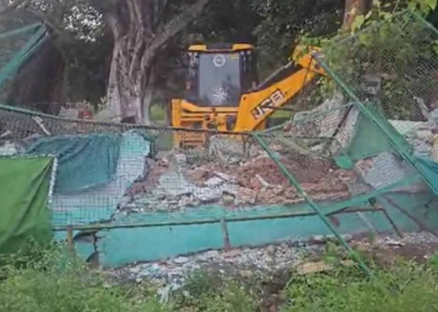 धामी सरकार ने काशीपुर में अवैध कब्जे की नीयत से बनी मजारों पर चलाया बुलडोजर, 5 संरचनाएं ढहाई