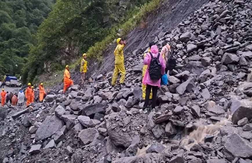 भारी बारिश से केदारनाथ यात्रा रोक दी गई, मुनकटिया स्लाइडिंग जोन में भूस्खलन से रास्ता बंद
