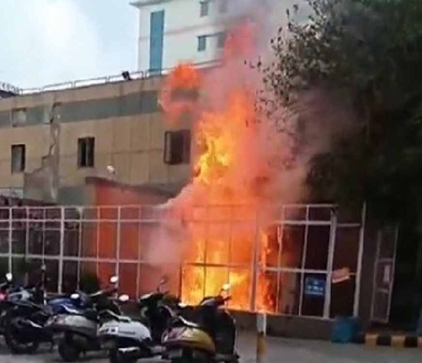 दिल्ली एम्स में ट्रांसफार्मर ब्लास्ट, आग बुझाने पहुंचीं 8 दमकल गाड़ियां – VIDEO वायरल