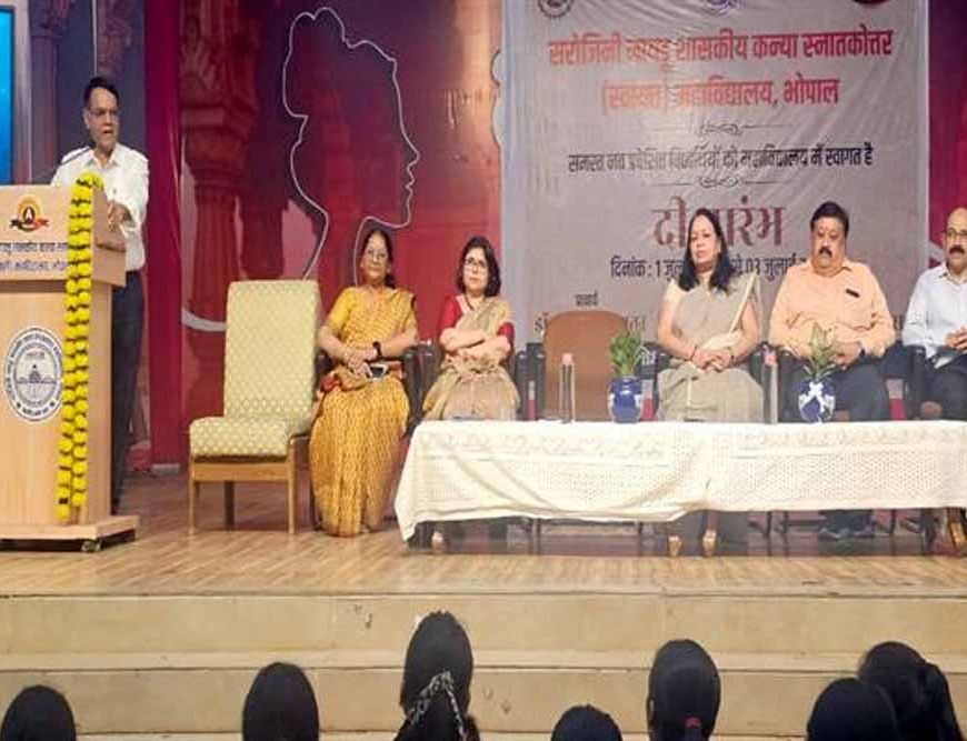 नव-प्रवेशित छात्राओं का भारतीय परम्परानुसार हुआ स्वागत