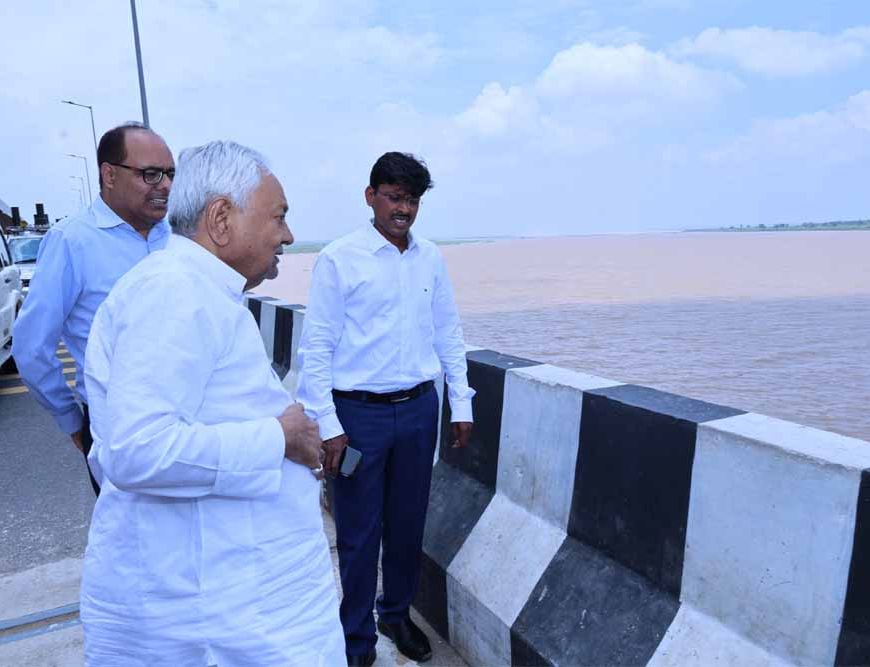 सीएम नितीश ने सड़क मार्ग से पटना के आसपास गंगा नदी के बढ़ते जलस्तर का जायजा लिया