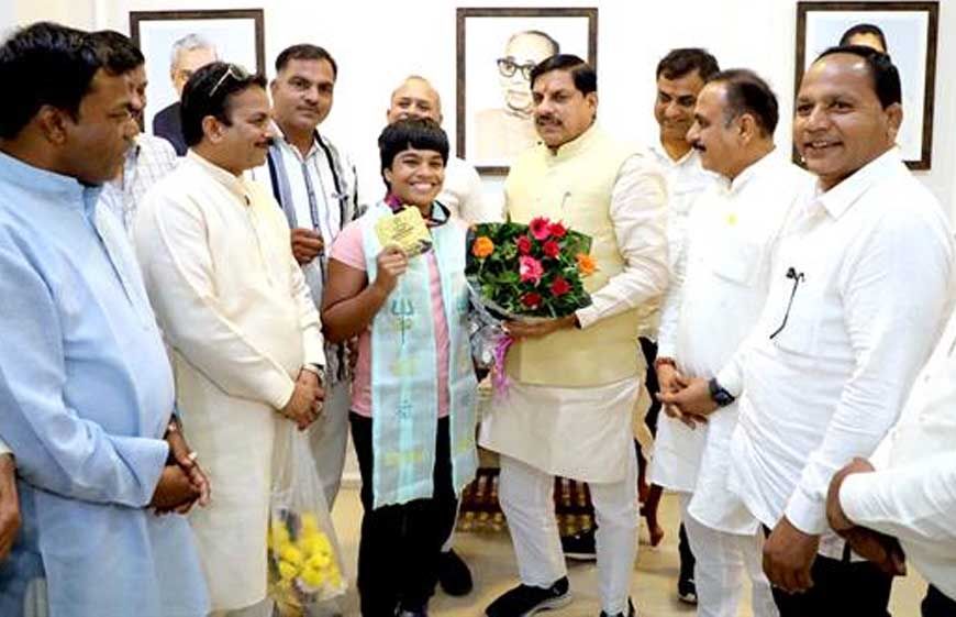 मुख्यमंत्री डॉ. यादव ने अंतर्राष्ट्रीय कुश्ती खिलाड़ी कु. प्रियांशी को दी शाबाशी