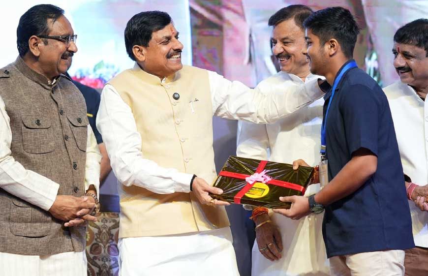 CM यादव ने राज्य के 94,234 मेधावी छात्रों को लैपटॉप खरीदने के लिए 25-25 हजार रुपए की सहायता राशि उनके बैंक खातों में की ट्रांसफर