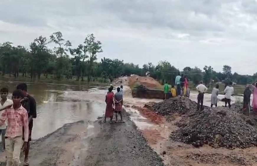 बारिश की वजह से बिलासपुर पेंड्रा गौरेला को मध्यप्रदेश जोड़ने वाला नेशनल हाईवे बहा,  यातायात बुरी तरह प्रभावित
