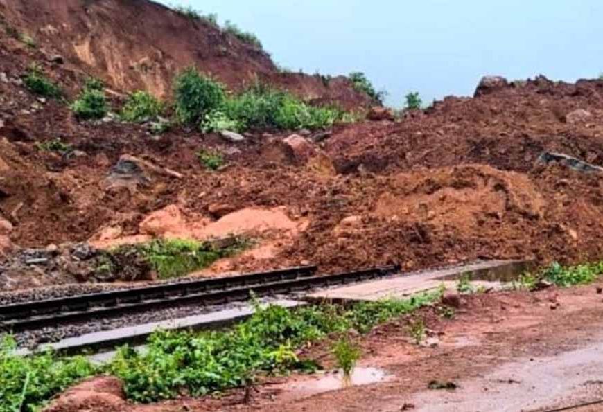 भूस्खलन से किरंदुल-विशाखापत्तनम रेल लाइन ठप, तीन दिन से जगदलपुर में खड़ी ट्रेनें-मालगाड़ियां
