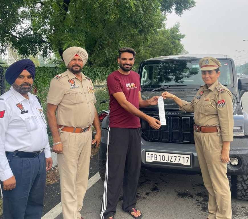 शहर में एक युवक को चलती थार गाड़ी का दरवाजा खोलकर वीडियो वायरल करना महंगा पड़ा