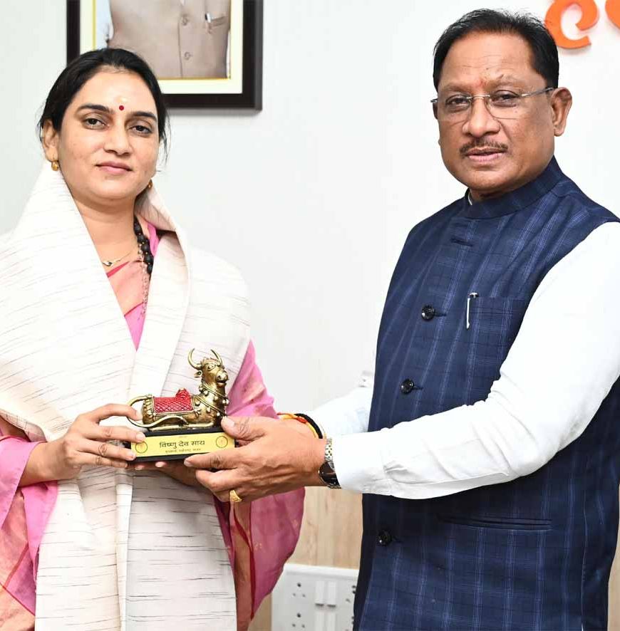 मुख्यमंत्री विष्णु देव साय ने वॉटर वुमन शिप्रा पाठक का किया सम्मान