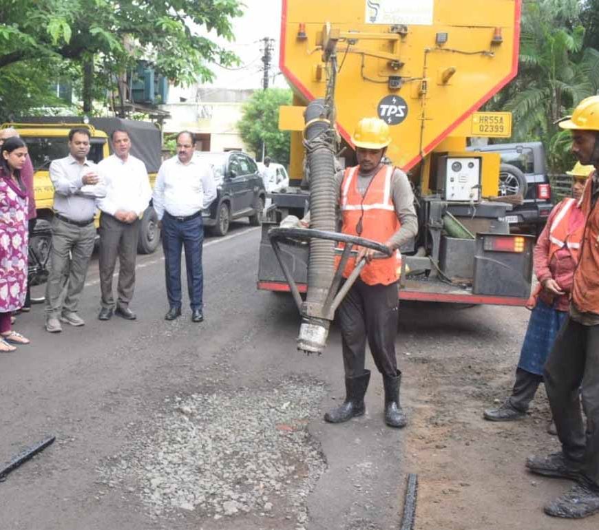 भोपाल में जैट पेचर तकनीक से सड़कों के गड्ढे भरने के कार्य का प्रदर्शन
