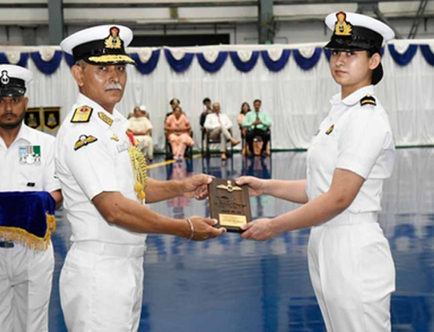 कीर्तिमान रचाया: सब लेफ्टिनेंट आस्था पूनिया बनीं नौसेना की पहली महिला फाइटर पायलट