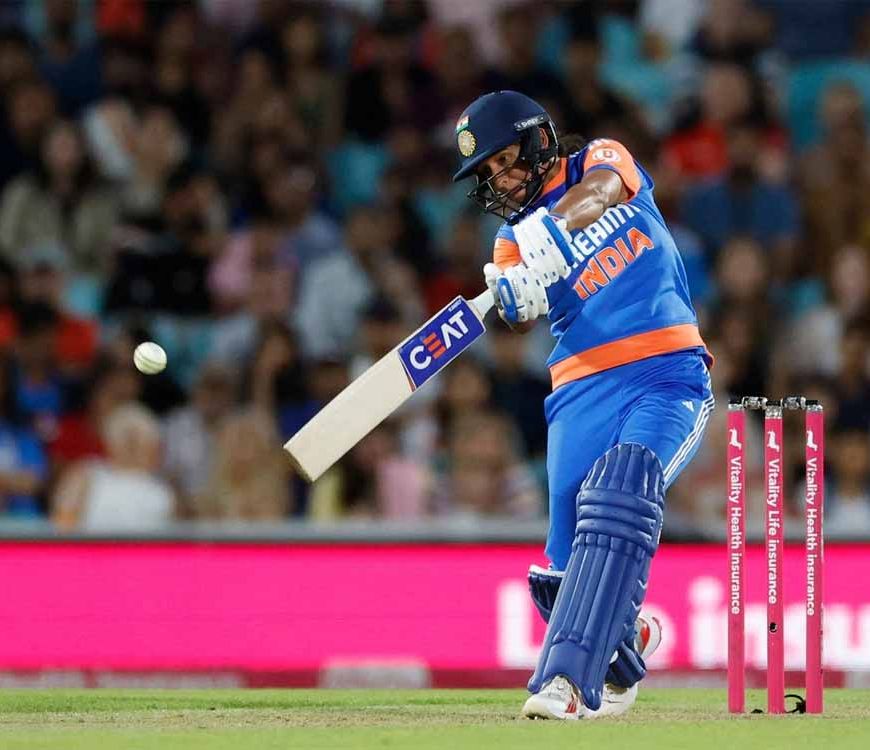 इंग्लैंड के खिलाफ इतिहास रचने से चूकी टीम इंडिया, हरमनप्रीत कौर आखिरी गेंद पर नहीं लगा पाईं SIX