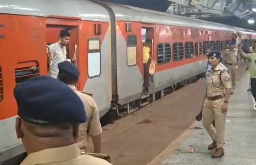 छत्तीसगढ़ संपर्क क्रांति ट्रैन में बम की सूचना से मचा हड़कंप, झांसी में ट्रेन खाली कर की ली गई तलाशी
