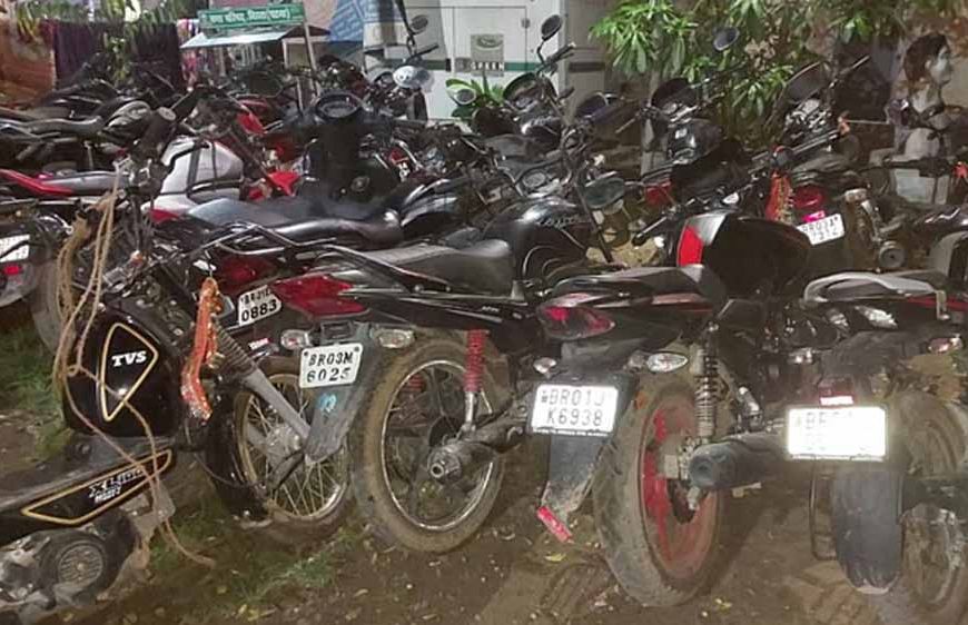 लॉटरी-जुए के अड्डे पर पुलिस ने छापा मारकर 12 बाइकों समेत एक आरोपी को किया गिरफ्तार