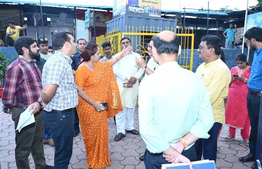 तेलीबांधा तालाब परिसर में लगातार अनियमितताओं और अव्यवस्थाओं पर महापौर मिनल चौबे ने औचक किया निरीक्षण