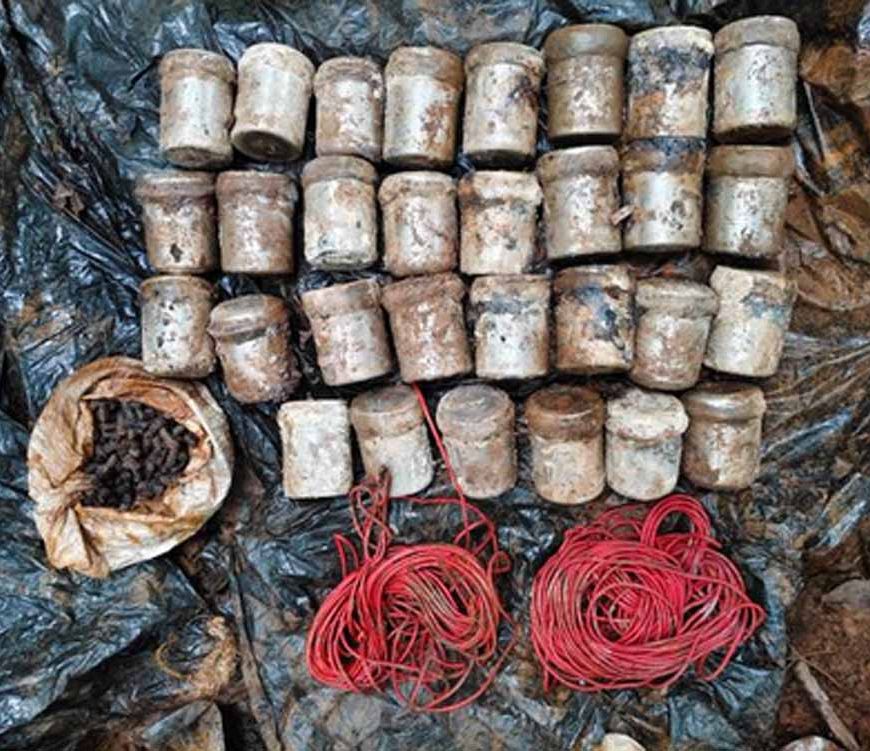 सुरक्षाबलों ने फिर नक्सलियों के मंसूबों पर फेरा पानी, 30 IED बरामद