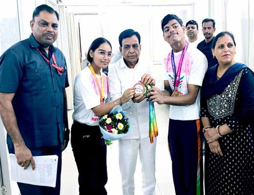 उप मुख्यमंत्री देवड़ा से मिले नेशनल चैम्पियनशिप विजेता आर्म रेसलर भाई-बहन रोहित और खुशी