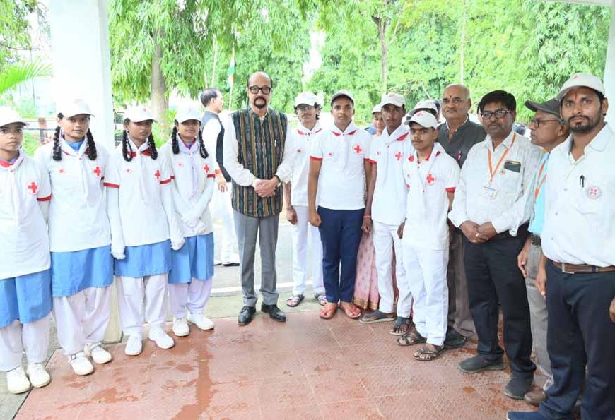 राज्यपाल रमेन डेका से रेड क्रॉस जिला शाखा महासमुंद के प्रतिनिधियों ने की भेंट, गतिविधियों की दी जानकारी