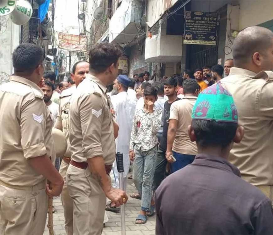 बरेली में ताजिया रखने के दौरान टूटा चबूतरा, तनाव के बीच धरने पर बैठे व्यापारी