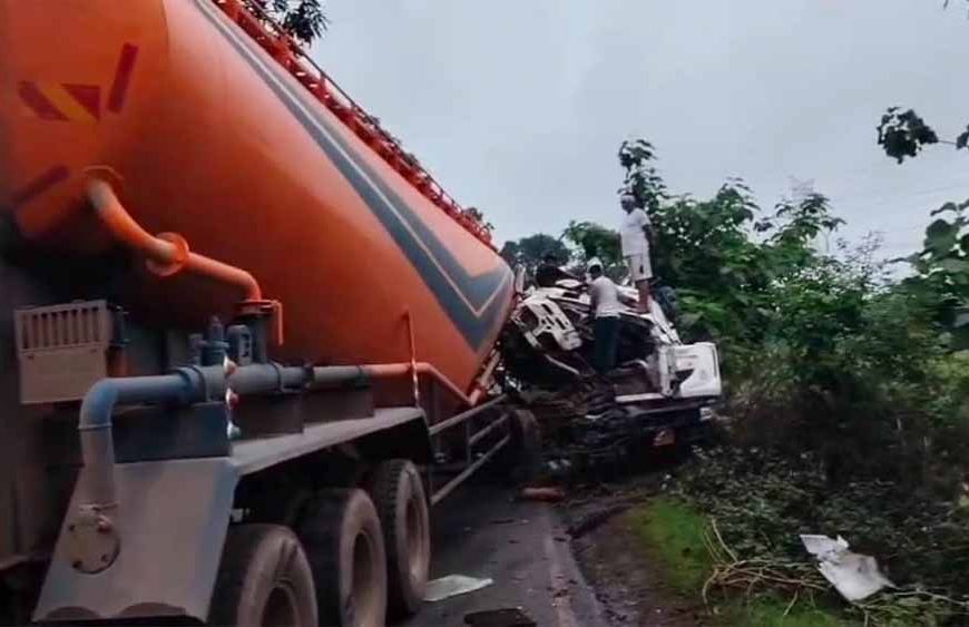 भीषण सड़क हादसा : कंटेनर और ट्रक की टक्कर, डेढ घंटे की मशक्कत के बाद निकला ड्राइवर का शव