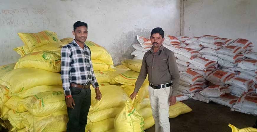 सहकारी समितियों के माध्यम से किसानों को उपलब्ध कराया जा रहा बीज और उर्वरक