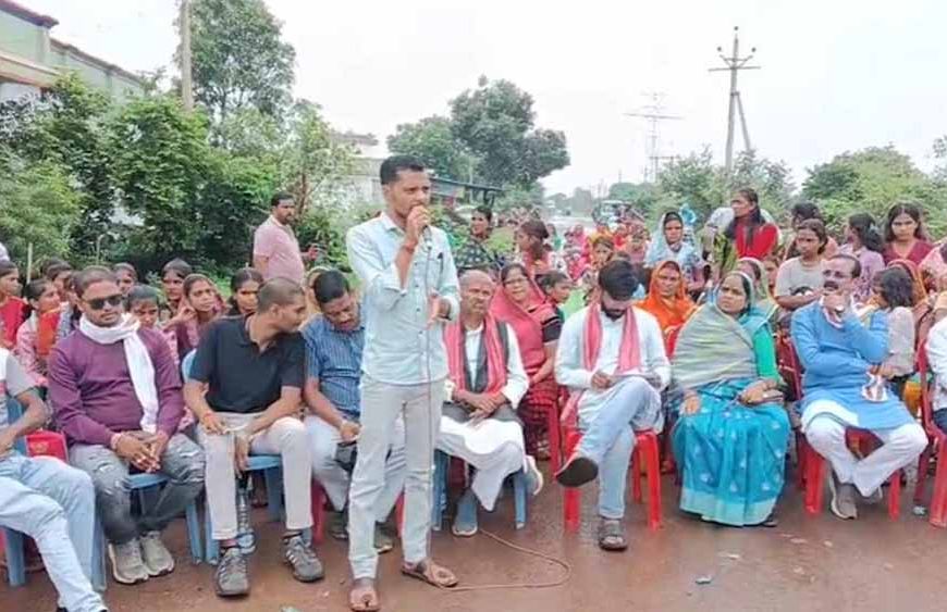 स्कूल शिक्षिका को हटाने की मांग को लेकर ग्रामीणों ने नेशनल हाइवे पर किया चक्काजाम