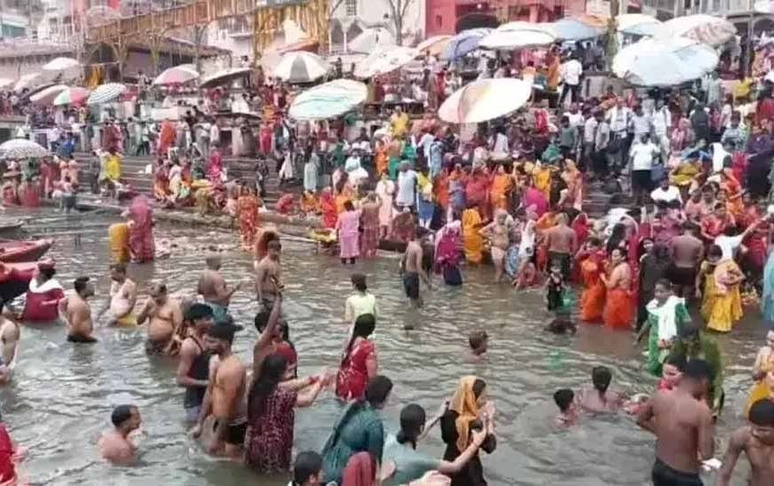 देवशयनी एकादशी: काशी में गंगा स्नान के लिए उमड़े श्रद्धालु, लगाई आस्था की डुबकी