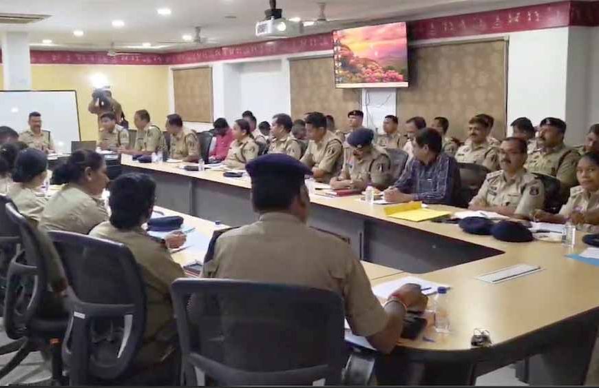 रायपुर आईजी-एसएसपी ने ली जिले के पुलिस अधिकारियों की बैठक, राजधानी में बढ़ते अपराध,  एक्सीडेंट, नशे के बढ़ते मामलों पर हुई चर्चा