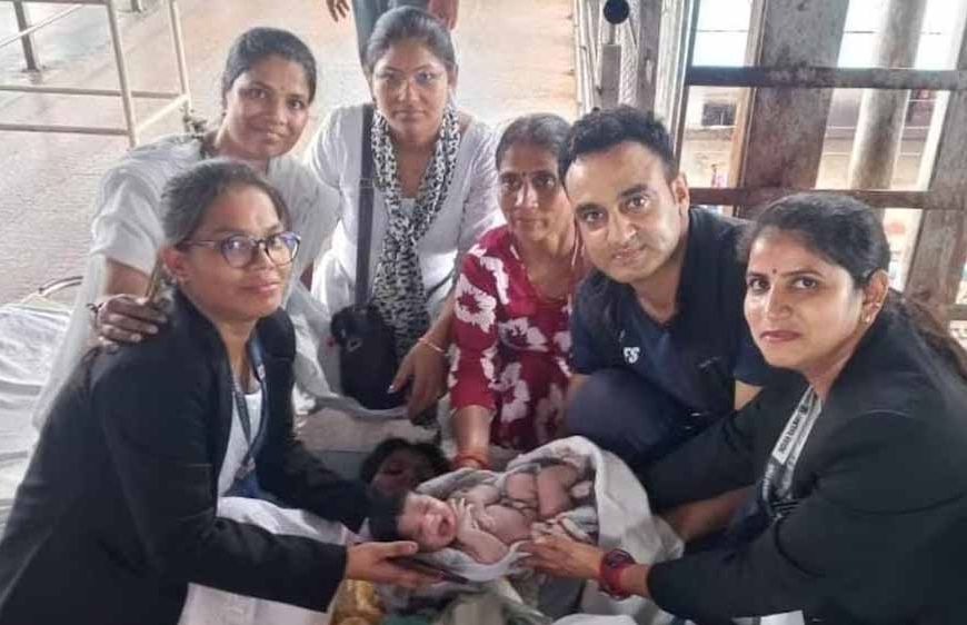 झांसी रेलवे स्टेशन पर महिला की सुरक्षित डिलीवरी, महिला कर्मचारियों की तत्परता से बचीं दो जानें