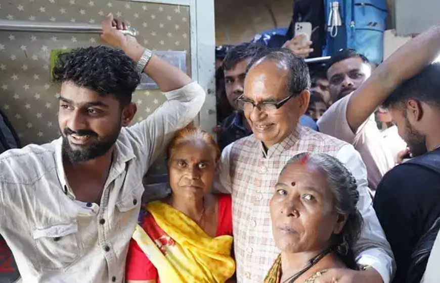 ट्रेन में यात्रियों की हालत देख भावुक हुए शिवराज, जनरल कोच बढ़ाने की उठाई मांग