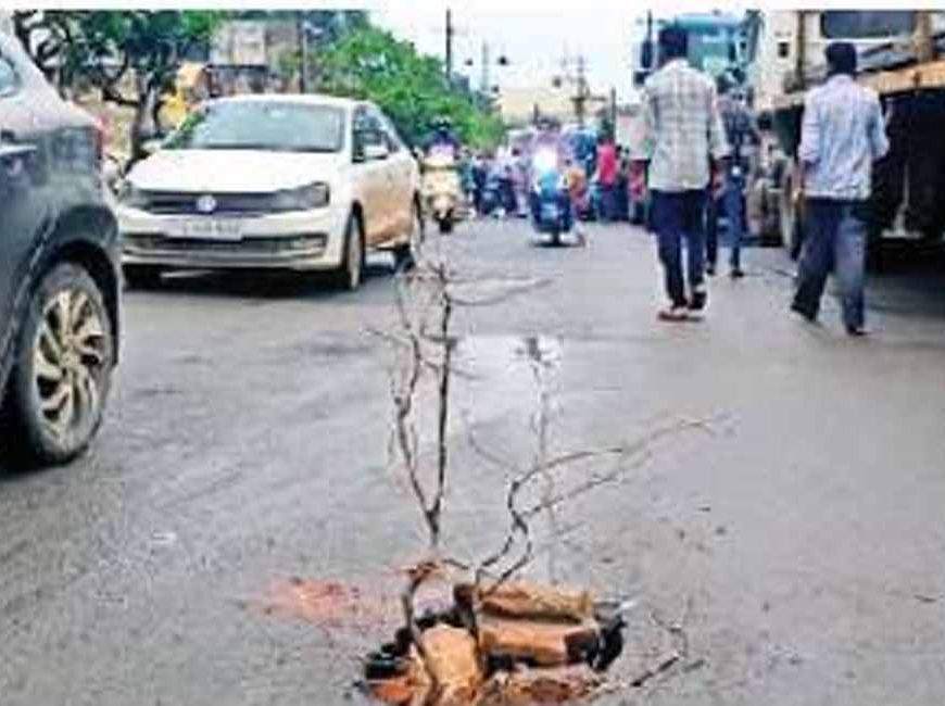 बारिश से निर्माण कार्यो की खुली पोल, अचानक धंस गई लिंक रोड की सड़क,  तेज रफ्तार कार का चक्का फंसा