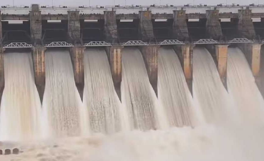 भारी बारिश के चलते जबलपुर समेत 6 जिलों में दो दिन स्कूलों की छुट्‌टी, डिंडौरी में धमनी-कुसेरा सड़क धंसी