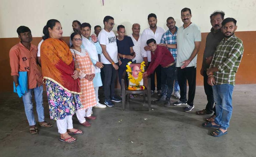 डॉ. श्यामा प्रसाद मुखर्जी जी की जयंती पर वार्ड 47, 42 और 43 के बूथ पर श्रद्धांजलि अर्पित की गई, दिए गए बलिदान को याद किया गया