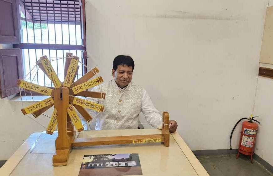 आष्टा विधायक  ने गांधीनगर के इस्कॉन मंदिर में भगवान कृष्ण के दर्शन कर गौमाता का किया पूजन