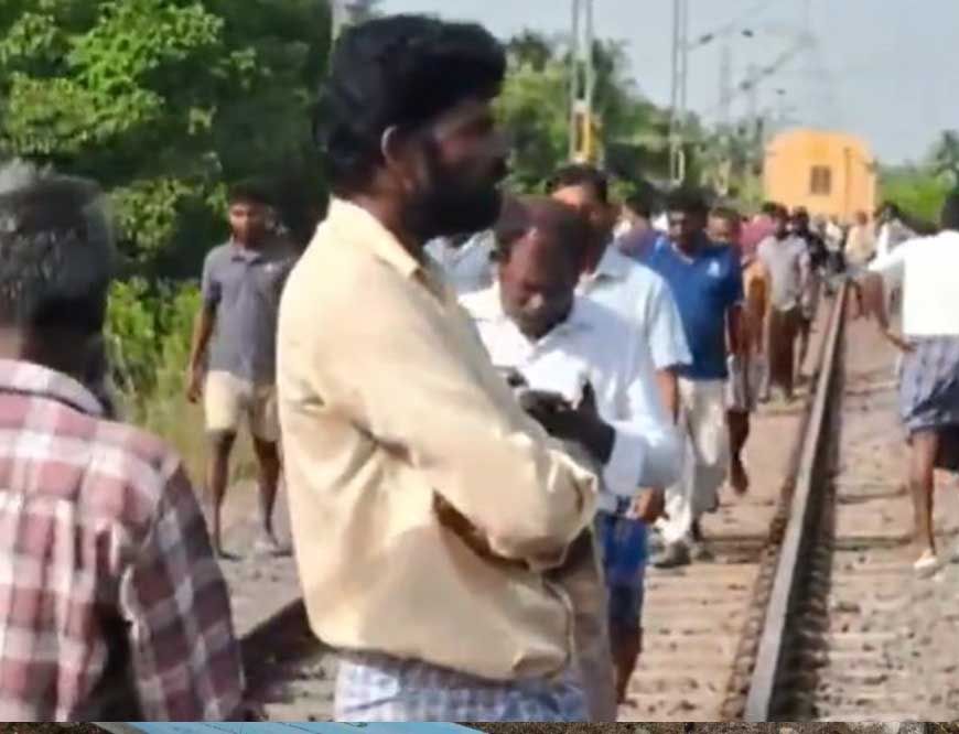 तमिलनाडु में रेलवे ट्रैक पार कर रही स्कूल वैन को ट्रेन ने मारी टक्कर, दो बच्चों की दर्दनाक मौत