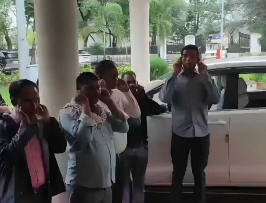 कवर्धा में कलेक्टर गोपाल वर्मा ने देर से आने वाले कर्मचारियों को कान पकड़कर उठक-बैठक लगवाई