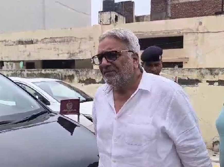 फ्रैक्चर के बाद अनिल विज से मिलने पहुंचे कांग्रेस विधायक निर्मल सिंह, जाना हालचाल