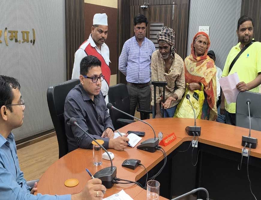 जनसुनवाई में आवेदकों ने कलेक्टर को बताई अपनी समस्याएं