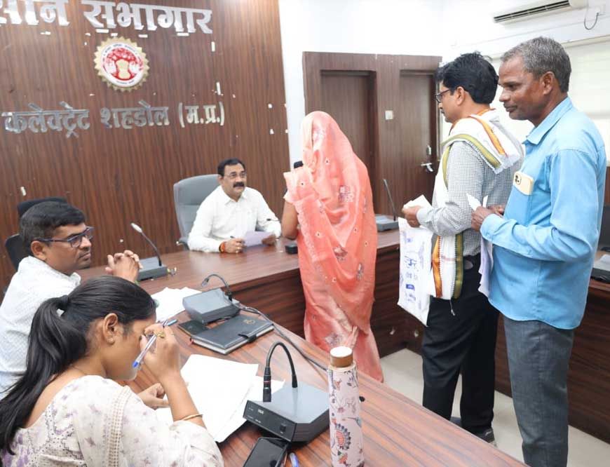 कलेक्टर ने जिले के दूर-दराज क्षेत्रों से आए लोगों की सुनी समस्याएं