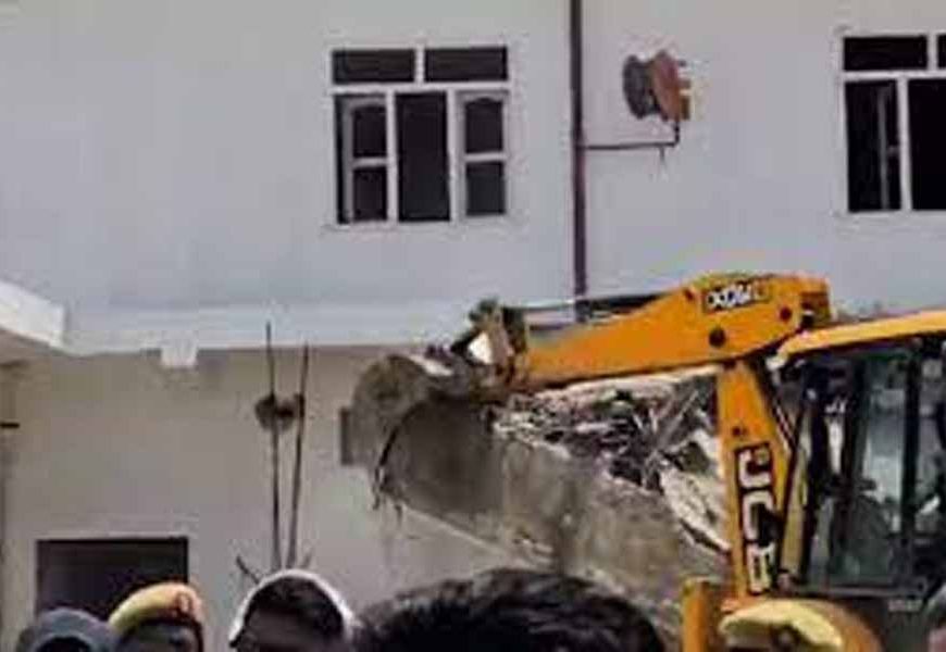 अवैध धर्मांतरण मामले में झांगुर बाबा पर कार्रवाई, योगी सरकार ने कोठी पर चलाया बुलडोजर